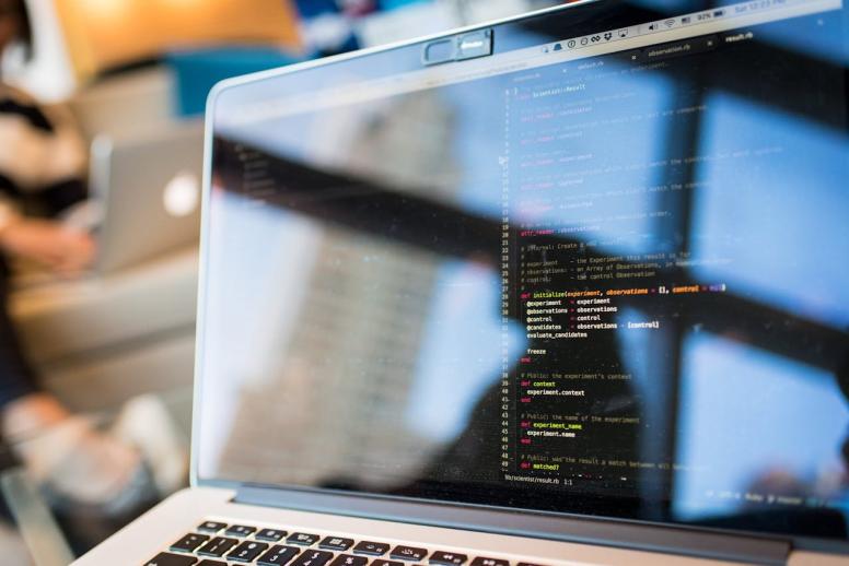 Konkretne przykłady działań, które pomagają budować kulturę cyberbezpieczeństwa w firmie